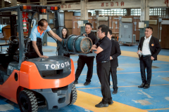 LINE_ALBUM_11-ธ.ค.-2568-รับมอบ-รถโฟร์คลิฟท์_251211_31