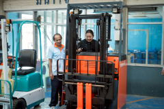 LINE_ALBUM_11-ธ.ค.-2568-รับมอบ-รถโฟร์คลิฟท์_251211_4