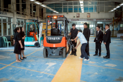 LINE_ALBUM_11-ธ.ค.-2568-รับมอบ-รถโฟร์คลิฟท์_251211_41